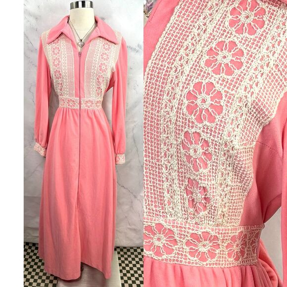 Vintage Dresses & Skirts - Vtg 60s 70s Prairie Loungewear House Dress M Hostess Coat Robe Bubble Gum Pink